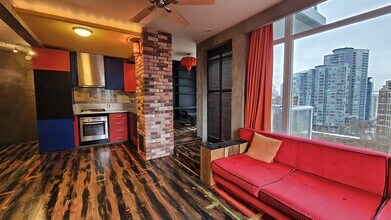 480 Robson St in Vancouver, BC - Building Photo - Building Photo