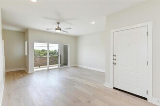 2827 Manor Rd in Austin, TX - Building Photo - Building Photo