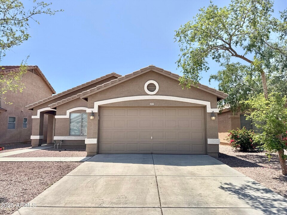 13719 W Keim Dr in Litchfield Park, AZ - Building Photo