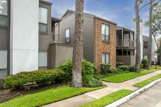 Seven Oaks in Houston, TX - Building Photo - Building Photo