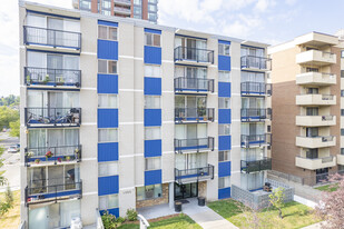 Park Royal Plaza in Calgary, AB - Building Photo