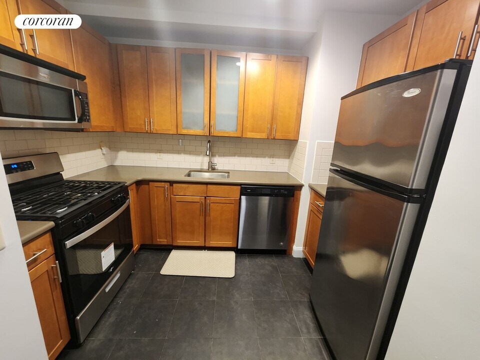 327 E 101st St in New York, NY - Building Photo