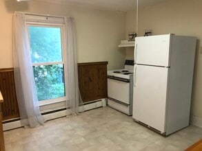 51 Andover St, Unit Apt 2 in Ludlow, VT - Foto de edificio - Building Photo
