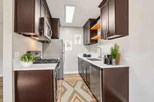 Villa Lago in Lake Balboa, CA - Building Photo