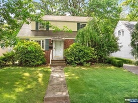 692 John St in Teaneck, NJ - Building Photo