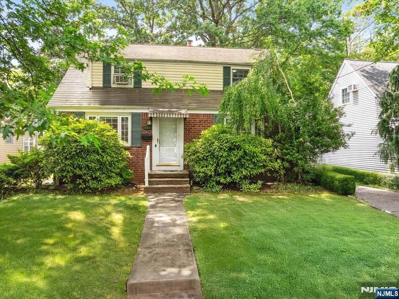 692 John St in Teaneck, NJ - Building Photo