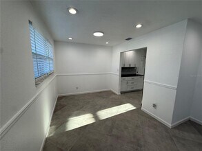 15573 Bedford Cir E in Clearwater, FL - Building Photo - Building Photo