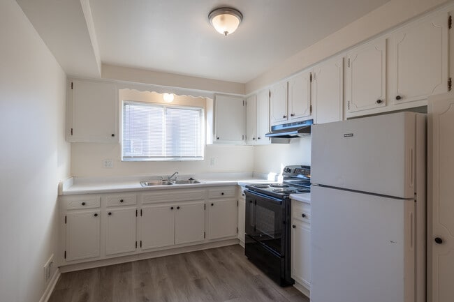 Colonial Manor in Warren, MI - Building Photo - Interior Photo