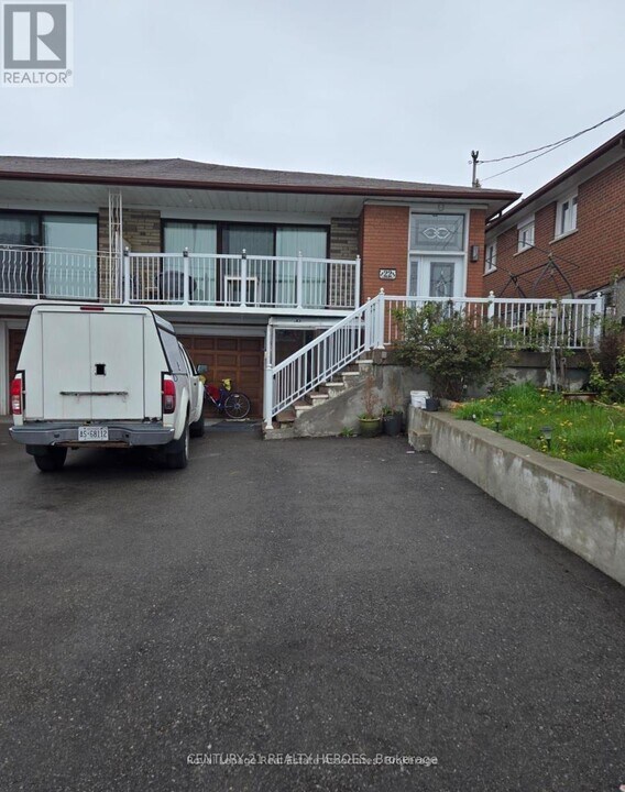 22 Brubeck Rd in Toronto, ON - Building Photo