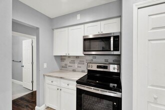 4047 W Maple Rd in Bloomfield Township, MI - Building Photo - Building Photo