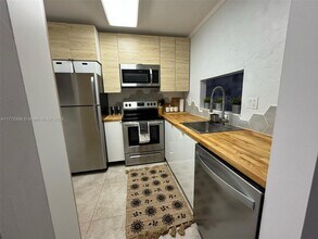 3430 NW 52nd Ave in Lauderdale Lakes, FL - Foto de edificio - Building Photo