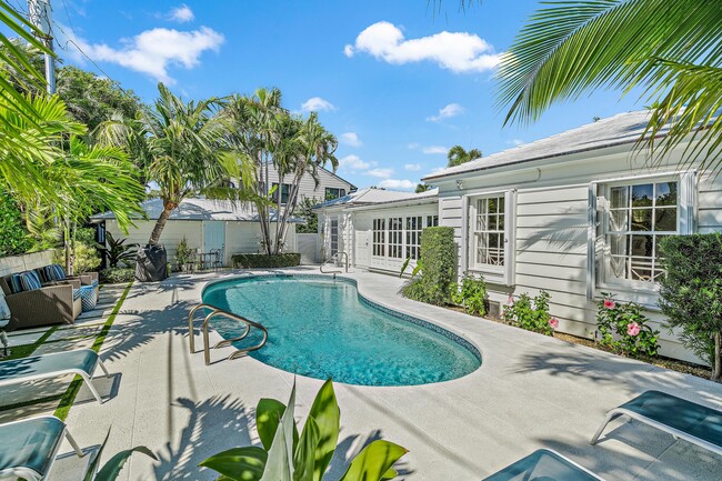 230 Colonial Ln in Palm Beach, FL - Building Photo - Building Photo