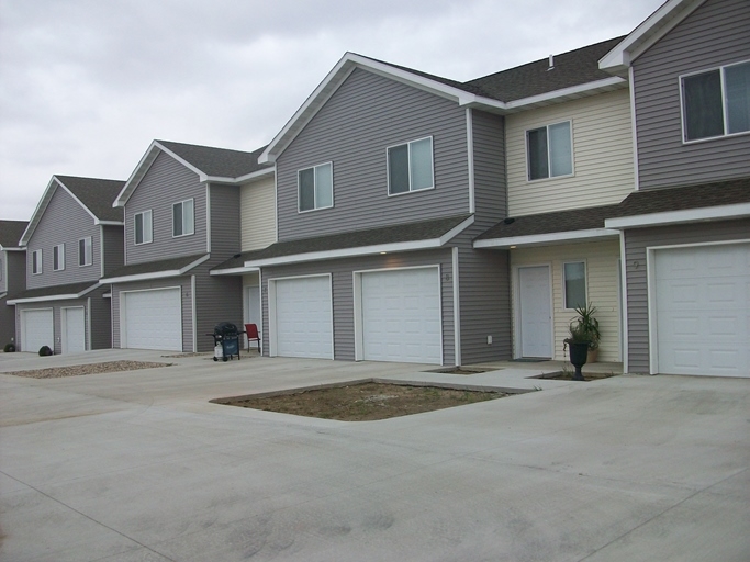 Bunker Lane Townhomes in St. Peter, MN - Building Photo