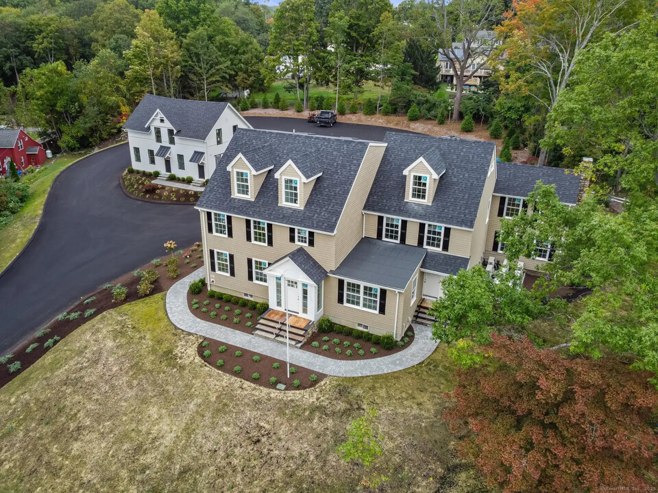 49 Daniels Farm Rd in Trumbull, CT - Building Photo