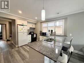 1102 Langlois Ave in Windsor, ON - Foto de edificio - Building Photo