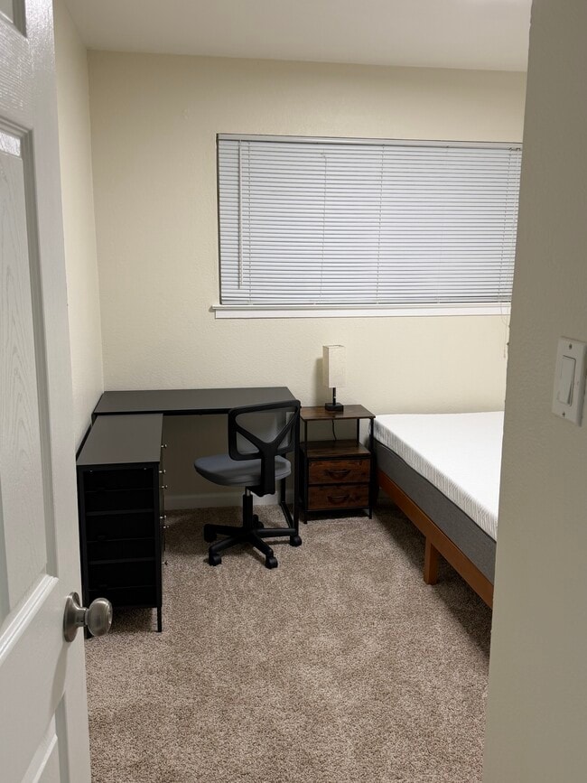 6121 Westholme Way in Sacramento, CA - Building Photo - Building Photo