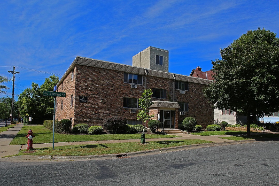 2324 Bryant Ave S in Minneapolis, MN - Foto de edificio