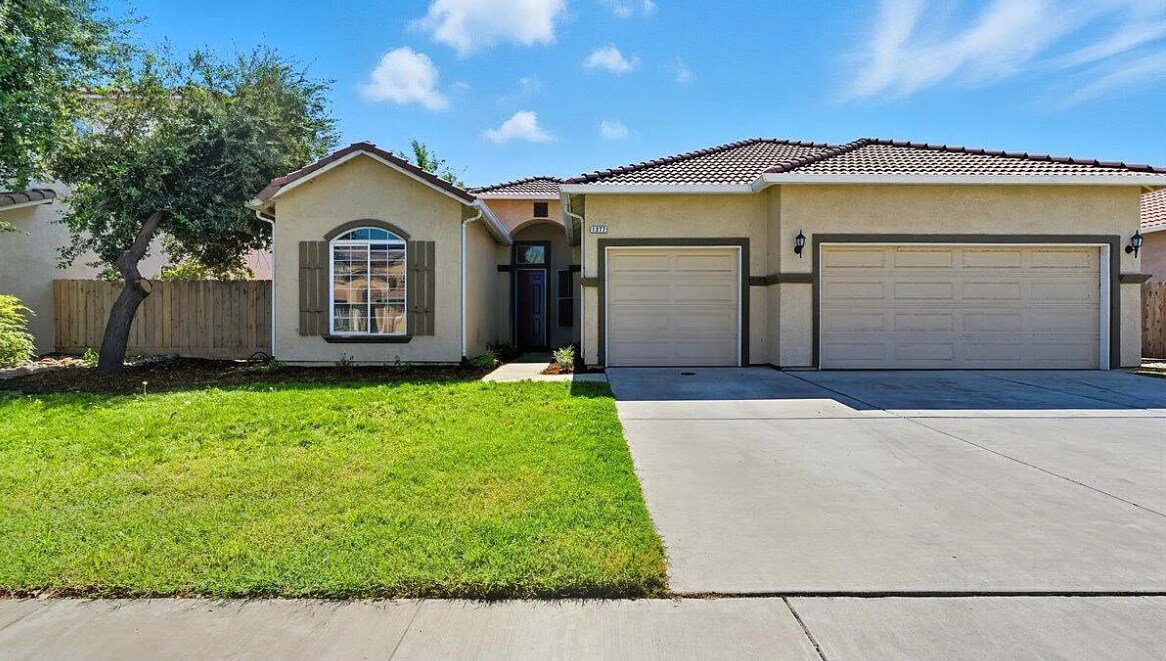 1277 Paradise Loop in Lemoore, CA - Building Photo