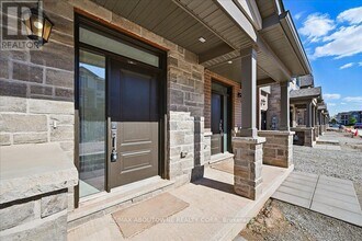 2184-2184 Postmaster Dr in Oakville, ON - Building Photo - Building Photo