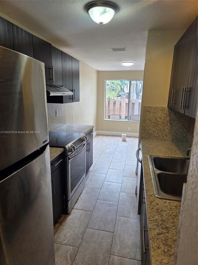 8218 NW 8th Pl in Plantation, FL - Building Photo - Building Photo