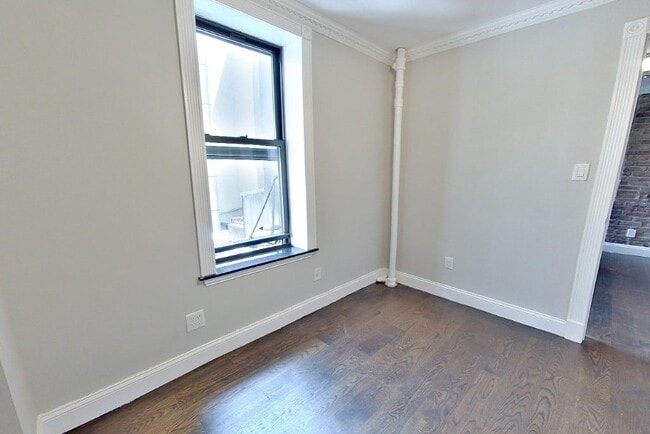 208 First Avenue, Unit 3 in New York, NY - Building Photo - Building Photo