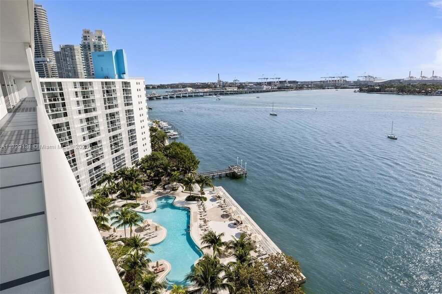 910 West Ave, Unit 1516 in Miami Beach, FL - Building Photo