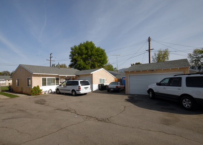 15075 Polk St in Sylmar, CA - Foto de edificio - Building Photo