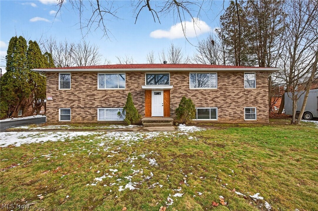 211 Buffington Rd in Fairlawn, OH - Building Photo