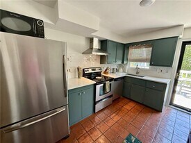 8 McCormick Rd in Newport, RI - Building Photo