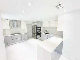 1549 Barcelona Way in Weston, FL - Building Photo