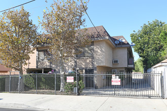 21121 Bassett St #2 Canoga Park, Ca 91303 in Canoga Park, CA - Building Photo - Building Photo