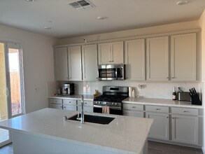 1069 Lost Creek Ranch Dr in Plumas Lake, CA - Building Photo - Building Photo