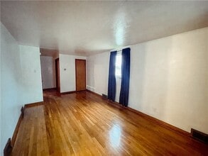 528 Cypress Alley in Glassport, PA - Foto de edificio - Building Photo