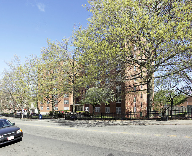 Pleasant Tower Apartments in Worcester, MA - Foto de edificio - Building Photo