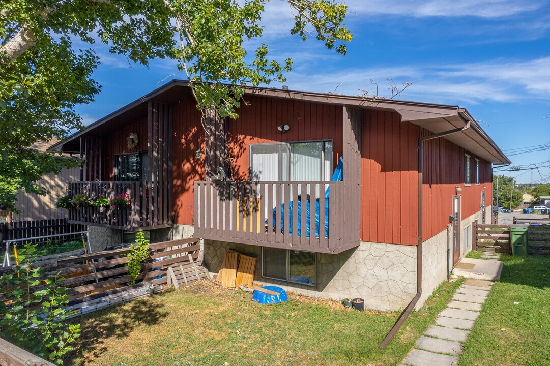 224 Sabrina Way SW in Calgary, AB - Building Photo