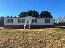 12 Ashley Hall Rd in Fountain Inn, SC - Building Photo