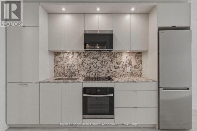 60 Central Park Roadway in Toronto, ON - Building Photo - Building Photo