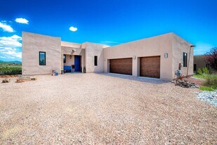 90 E Vía Plaza Nueva in Santa Fe, NM - Building Photo