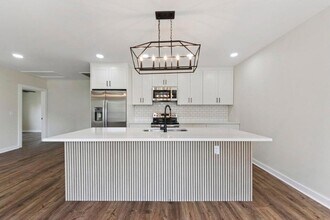 2136 Commander Rd in North Charleston, SC - Foto de edificio - Building Photo