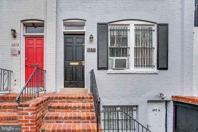 1211 33rd St NW in Washington, DC - Foto de edificio - Building Photo