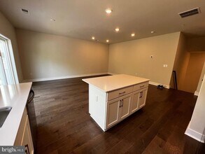 327 Foundry St in Phoenixville, PA - Foto de edificio - Building Photo