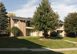 Woodhues Apartments in Farmington Hills, MI - Foto de edificio - Building Photo