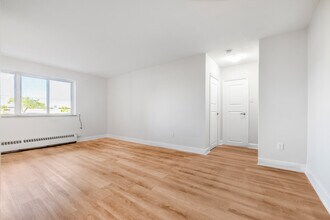 Cams Molokai in Richmond Hill, ON - Building Photo - Building Photo