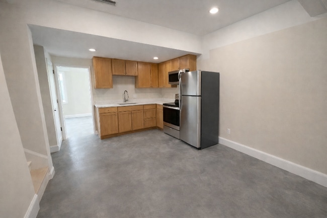 300 N Independence St in Harrisonville, MO - Foto de edificio - Building Photo