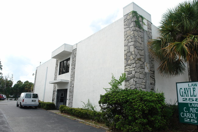 551 N Ridgewood Ave in Daytona Beach, FL - Building Photo - Building Photo