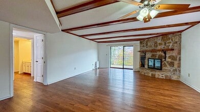 221 Woodland Rd in Gatlinburg, TN - Foto de edificio - Building Photo