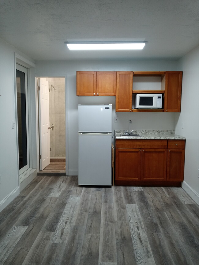 75 NE 170th St, Unit Studio with kitchenette in North Miami Beach, FL - Foto de edificio - Building Photo