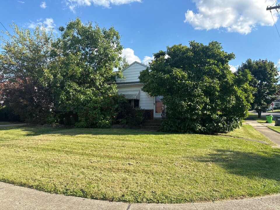 9804 Alexander Rd in Garfield Heights, OH - Building Photo