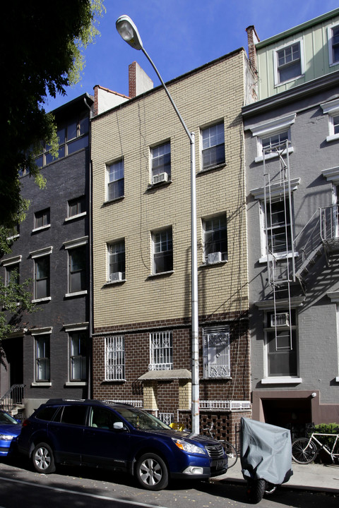 239 W 16th St in New York, NY - Building Photo