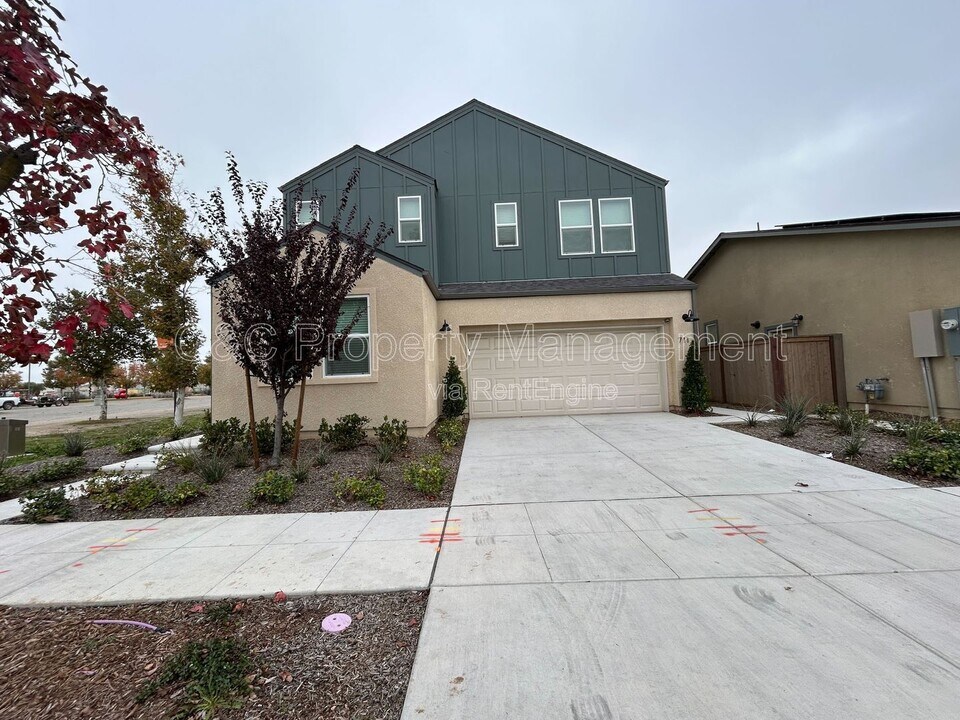 711 Robert Ave in Madera, CA - Building Photo